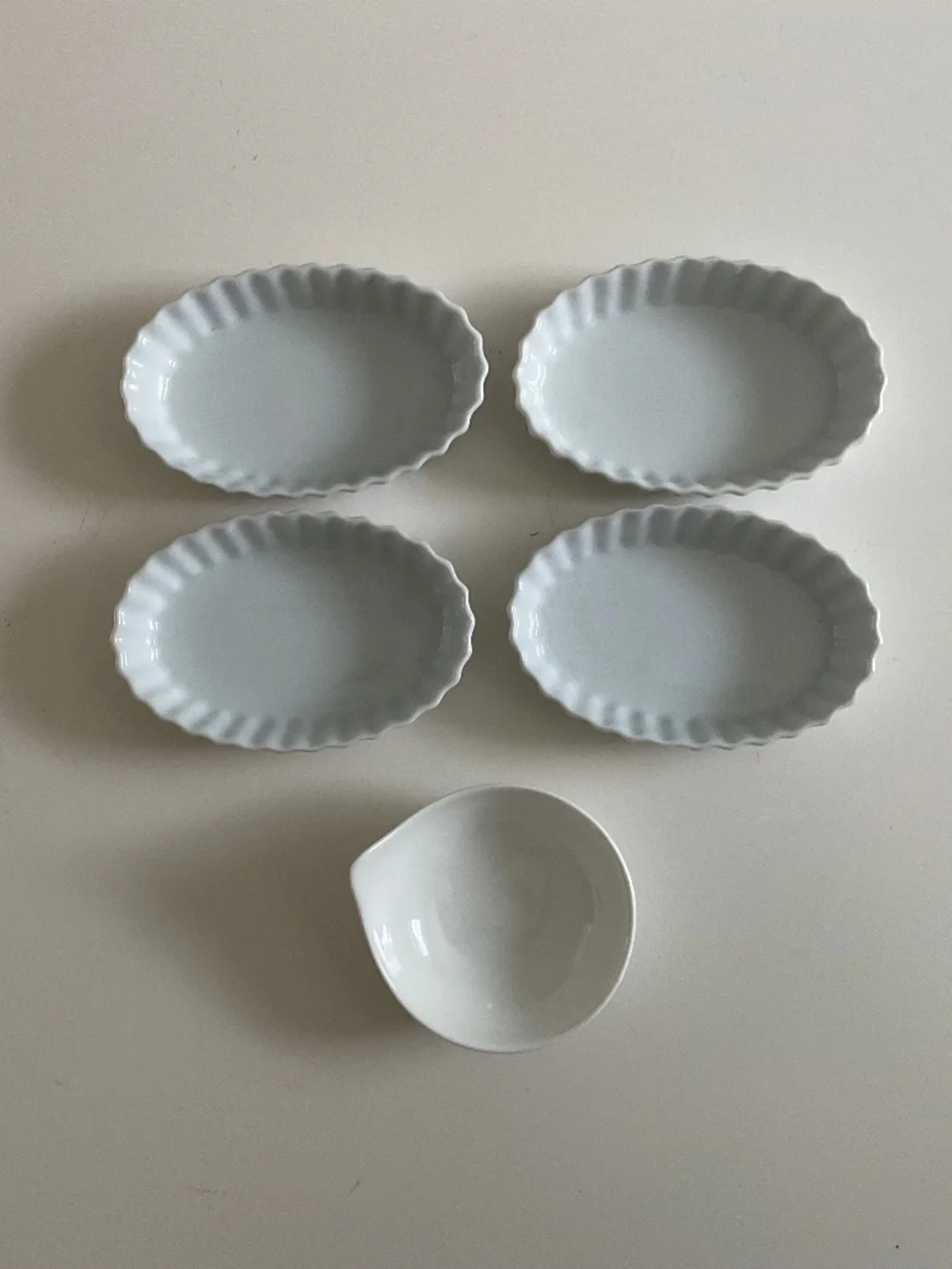 Set of 4 Crate & Barrel Oval Crème Brûlée Dishes & 1 Mini Round Grip Dish